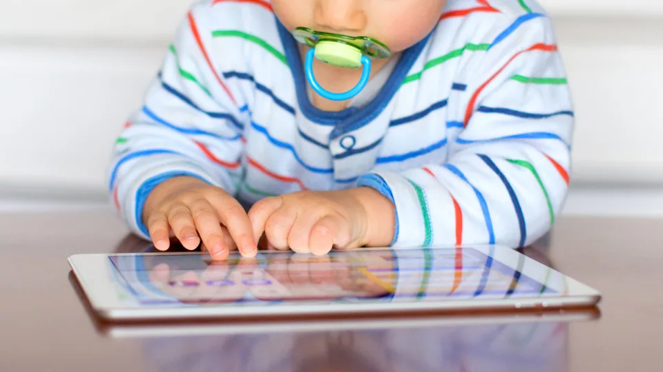 Screen time linked with developmental delays in toddlerhood, study finds